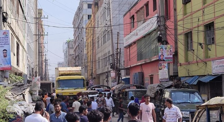 নারায়ণগঞ্জে বকেয়া বেতনের দাবিতে পোশাক শ্রমিকদের বিক্ষোভ